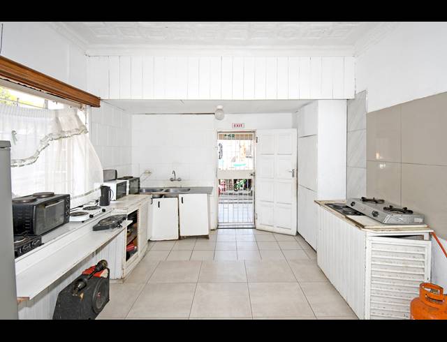 5.5 BEDROOM HOUSE FOR SALE IN HURST HILL